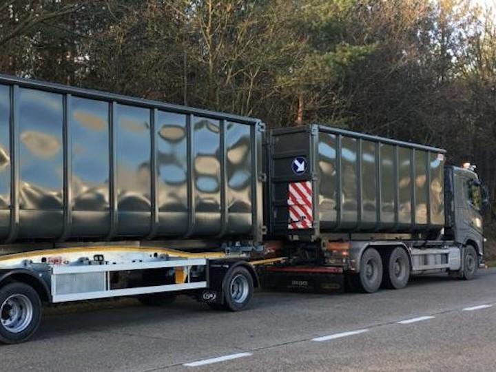 Transport volumecontainers met aanhangwagen